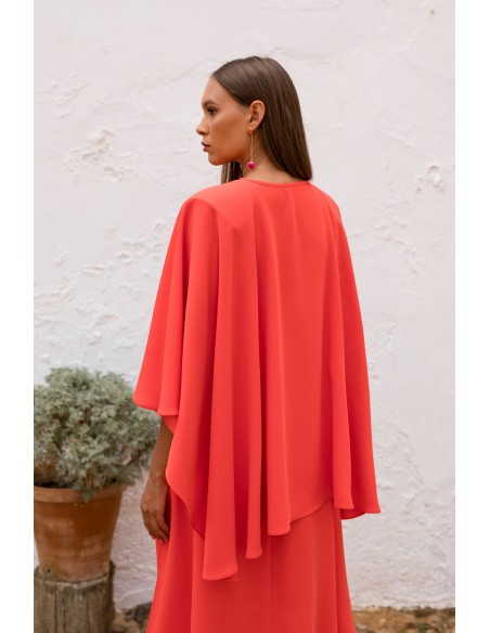 Vestido midi coral con capa asimétrica para invitadas