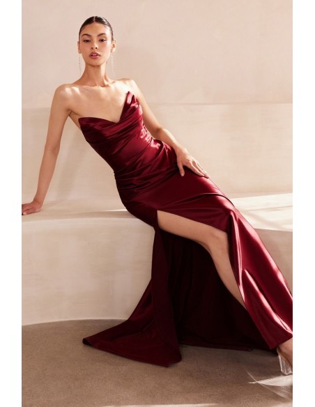 Robe d'invité sans bretelles en satin décolleté en cœur