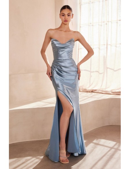 Modelo caminando con el vestido largo satinado, destacando su caída fluida y su silueta estilizada azul clarito Modelo caminando con el vestido largo satinado, destacando su caída fluida y su silueta estilizada azul clarito