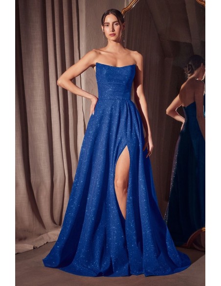Vestido de gala con falda plisada y abertura en la pierna, aportando movimiento y un toque de dramatismo. Vestido de gala con falda plisada y abertura en la pierna, aportando movimiento y un toque de dramatismo.