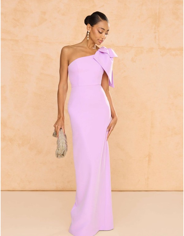 Longue robe d'invité avec encolure asymétrique et nœud maxi
