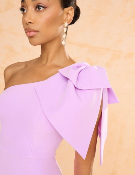 Vestido largo de invitada con escote asimétrico y maxi lazo color lila