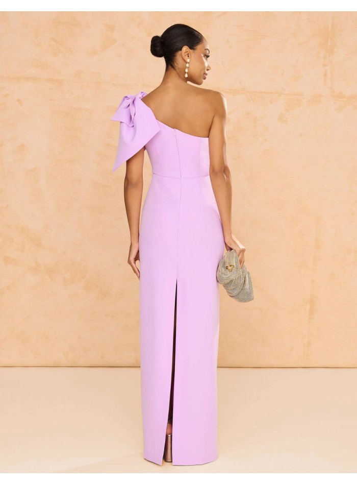 Vestido largo de invitada con escote asimétrico y maxi lazo para boda