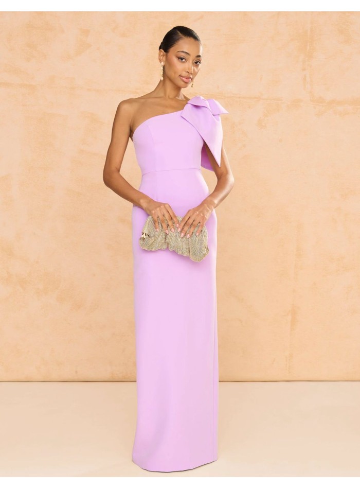 Longue robe d'invité avec encolure asymétrique...