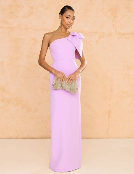 Longue robe d'invité avec encolure asymétrique et nœud maxi