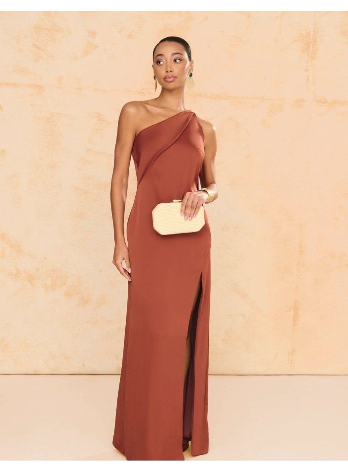 Robe longue en crêpe satiné de couleur terracotta avec longue cape