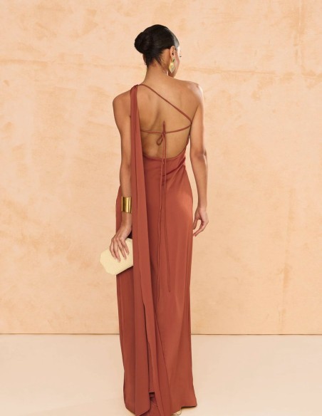 Robe longue en crêpe satiné de couleur terracotta avec longue cape