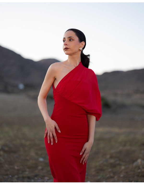 Vestido midi de fiesta con escote asimétrico satinado