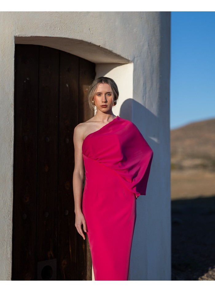Robe de soirée midi avec encolure asymétrique en satin