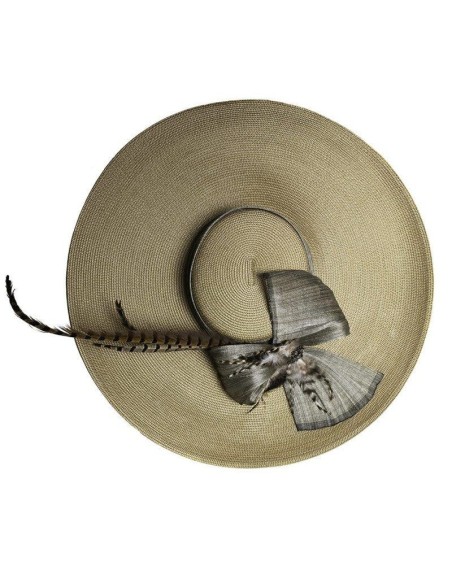 Pamela de invitada tostada con plumas de faisán