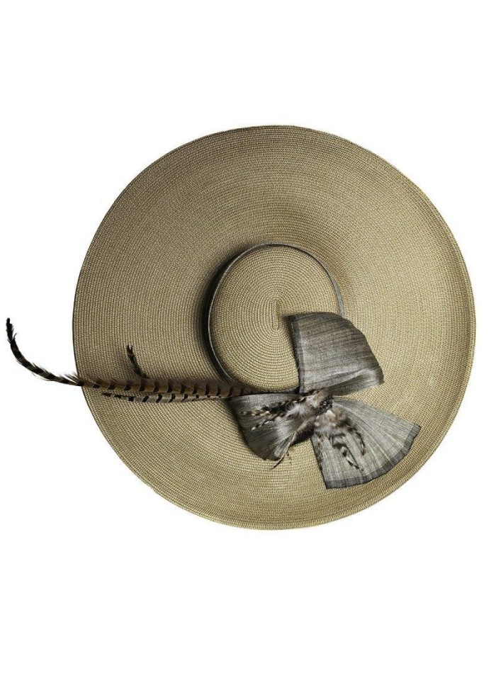 Pamela de invitada tostada con plumas de faisán para boda de dia