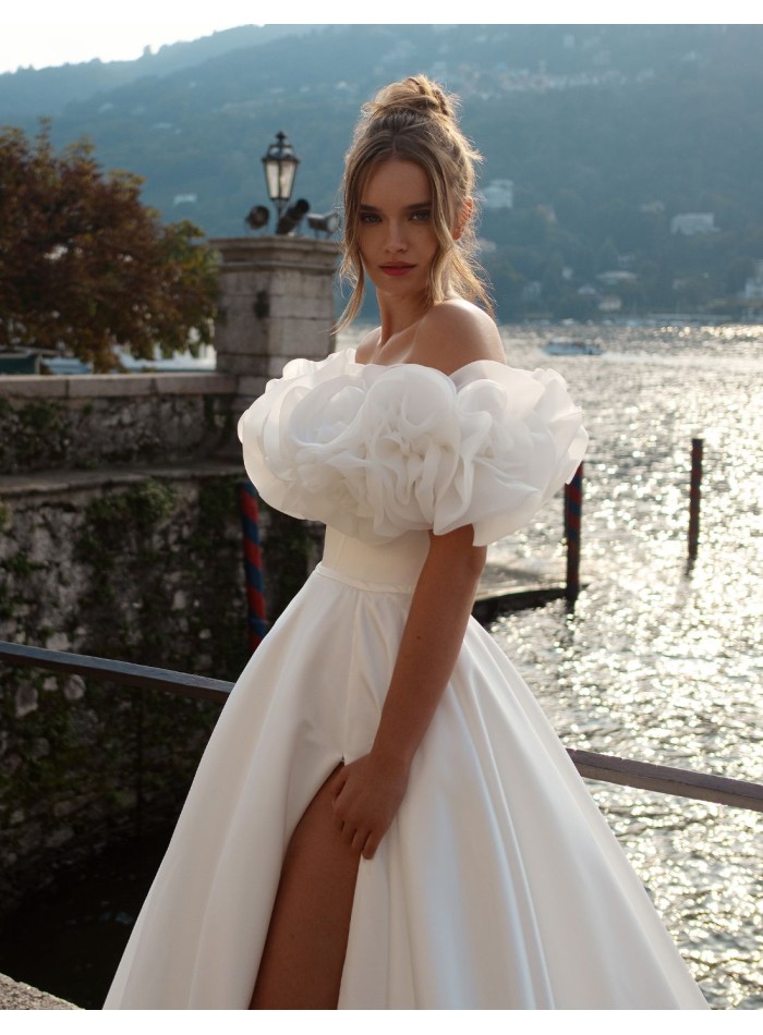 Robe de mariée longue avec fente et encolure...