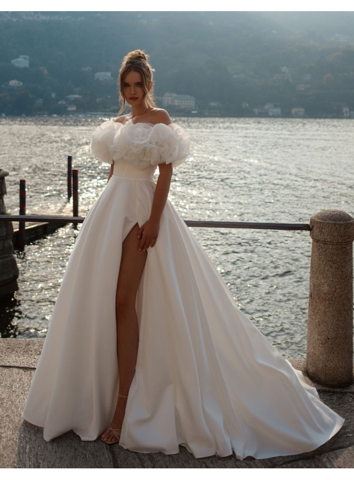 Robe de mariée longue avec fente et encolure amovible