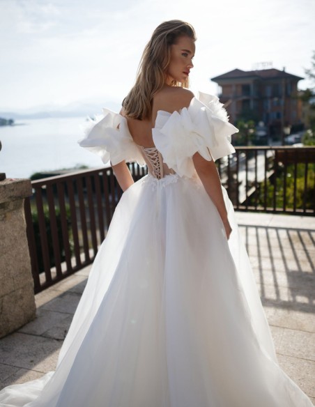 Long wedding dress in tulle with detachable sleeves