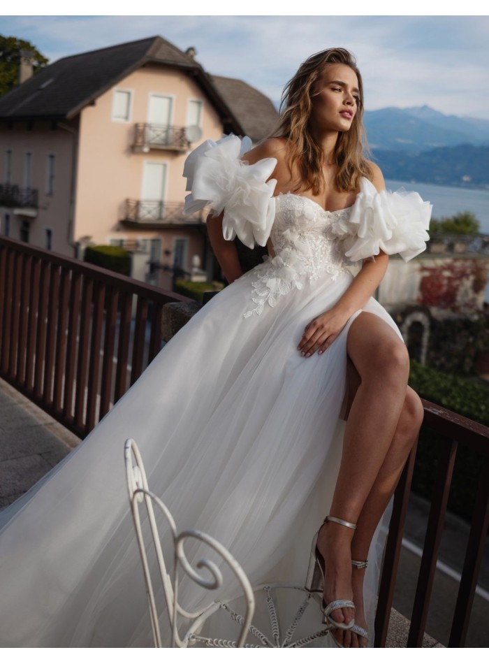 Long wedding dress in tulle with detachable sleeves