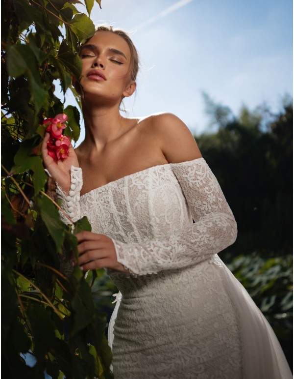 Vestido de novia en encaje con escote bandeau y manga larga 2