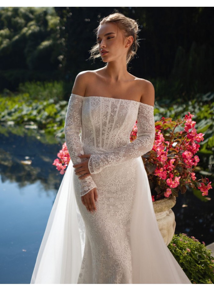 Vestido de novia en encaje con escote bandeau y manga larga