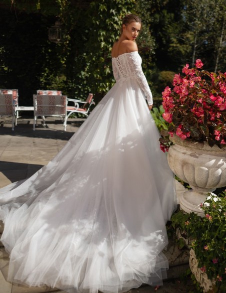 Robe de mariée en dentelle avec encolure bandeau et manches longues