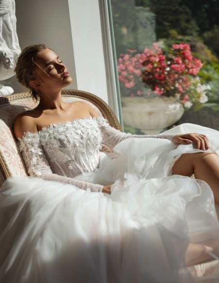 Longue robe de mariée ivoire avec encolure en dentelle et strass