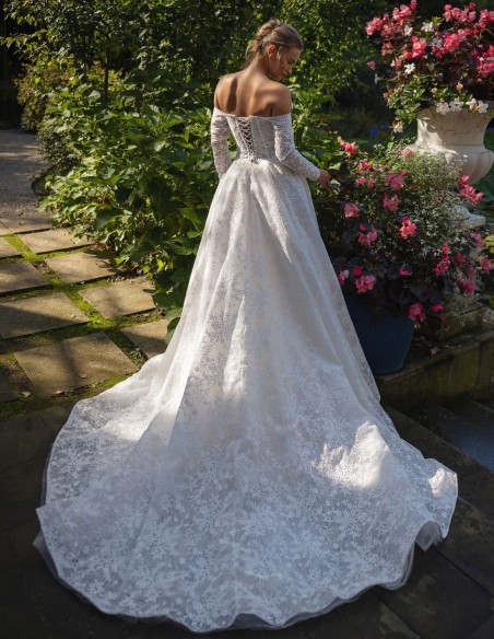 Longue robe de mariée ivoire en dentelle avec décolleté en cœur