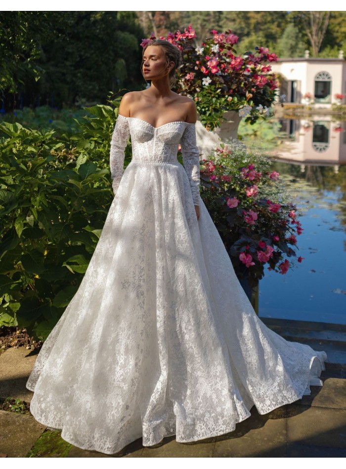 Long ivory wedding dress in lace with sweetheart neckline