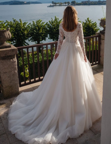Robe de mariée longue avec encolure carrée et détails en dentelle