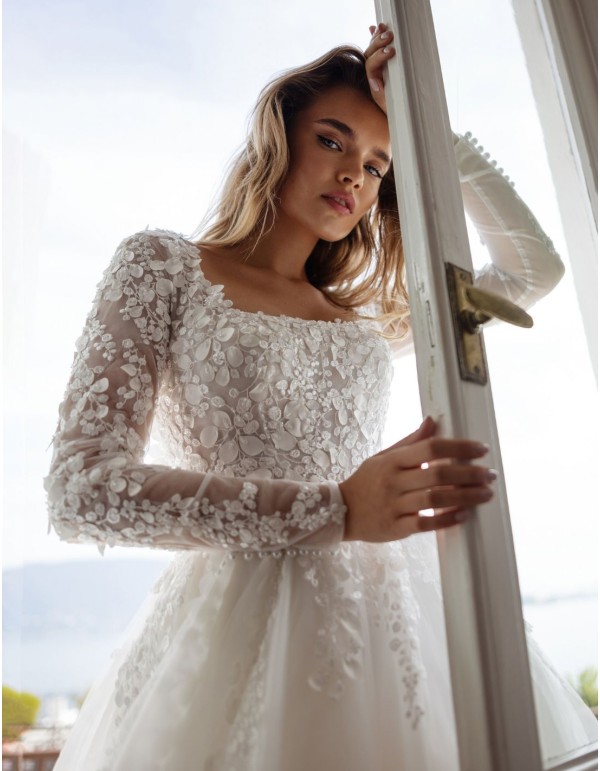 Vestido de novia largo con cuerpo de encaje floral y manga larga