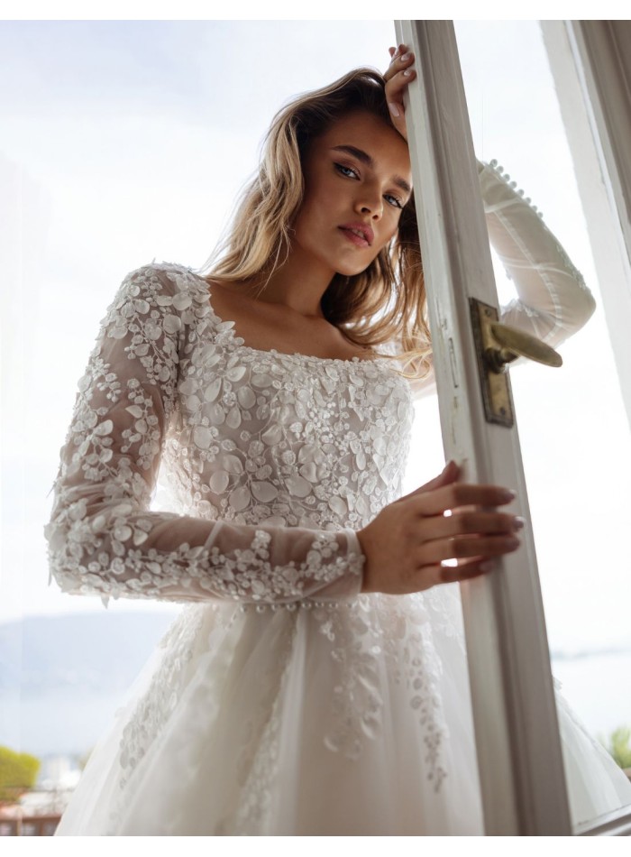 Long wedding dress with square neckline and lace details