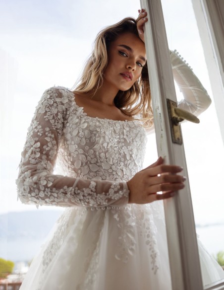 Robe de mariée longue avec encolure carrée et détails en dentelle
