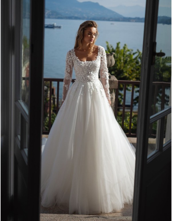 Vestido de novia largo con cuerpo de encaje floral y manga larga 2