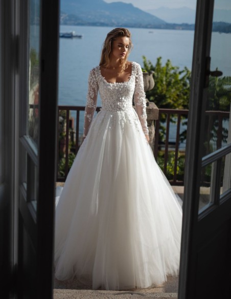 Robe de mariée longue avec encolure carrée et détails en dentelle