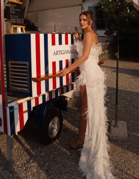 Vestido de novia palabra de honor con plumas y pedrería