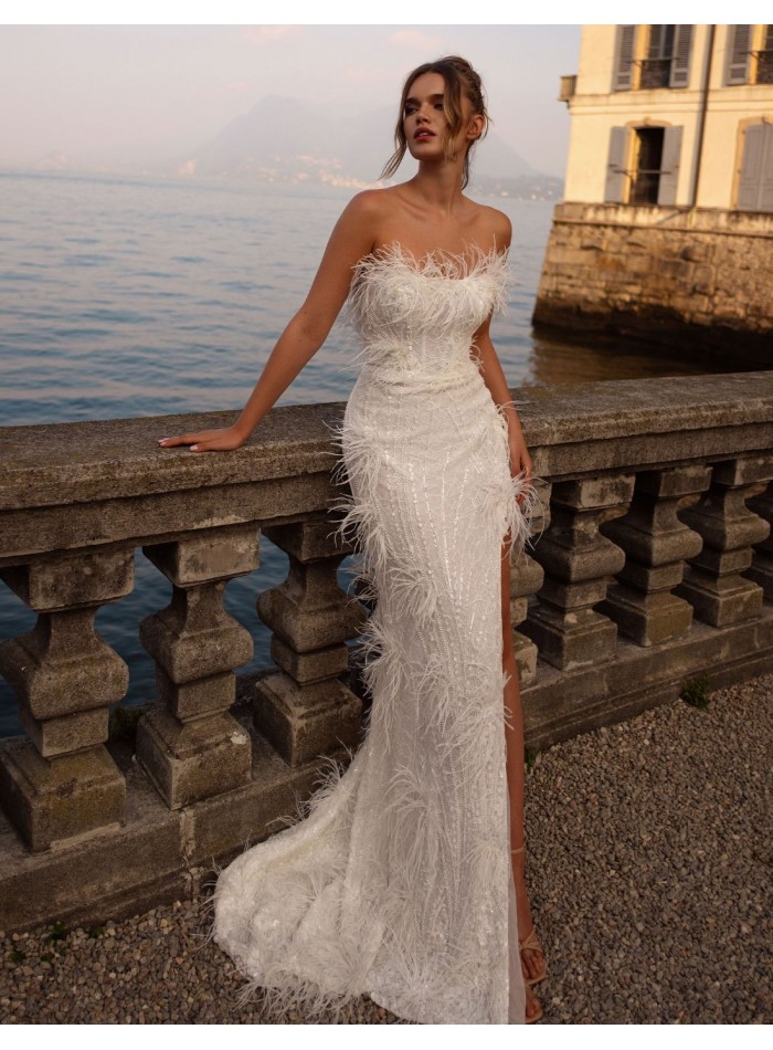 Vestido de novia palabra de honor con plumas y pedrería