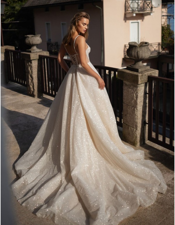 Vestido de novia largo en nude con espalda abierta y...
