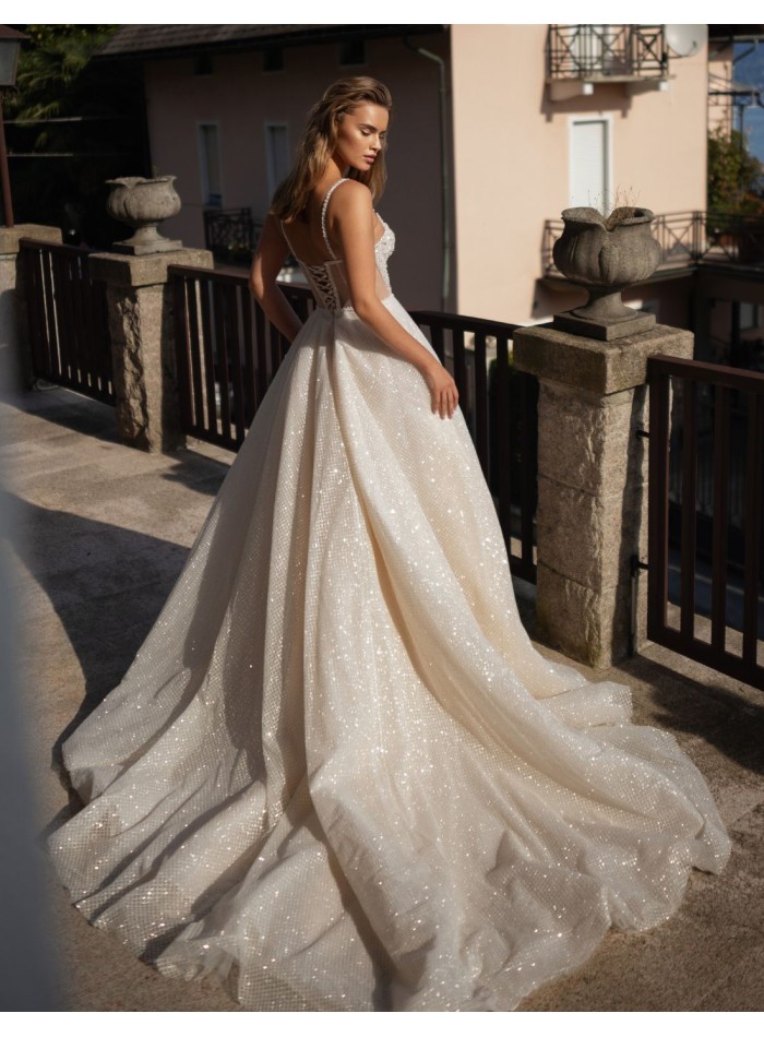 Robe de mariée longue de couleur nude avec dos ouvert et décolleté en cœur