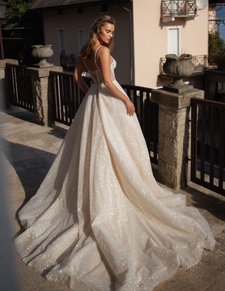 Robe de mariée longue de couleur nude avec dos ouvert et décolleté en cœur