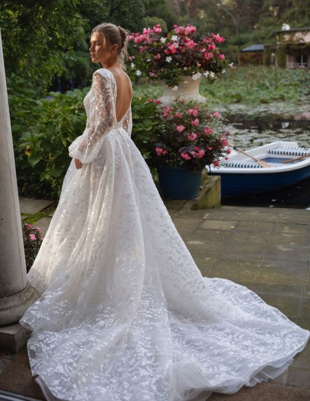 Robe de mariée longue et découpée avec manches longues bouffantes