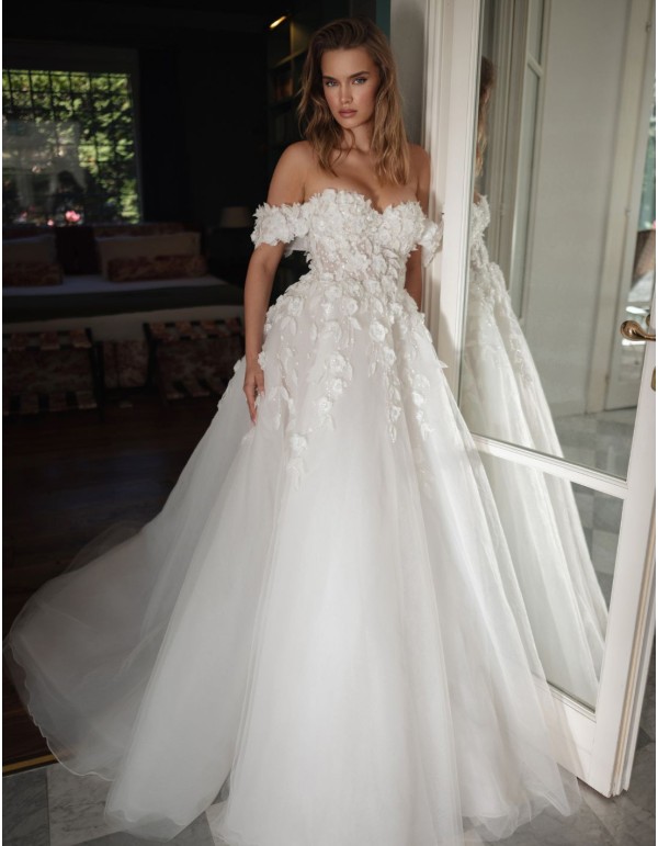 Vestido de novia largo con escote bandeau y mangas caidas 2