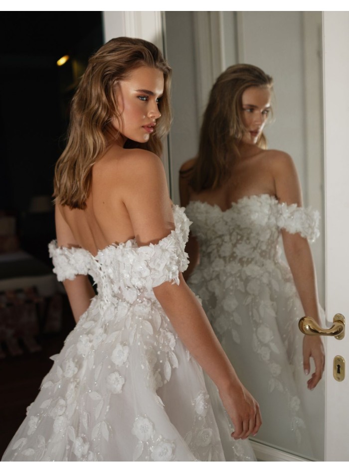 Robe de mariée longue avec encolure bandeau et corsage fleuri