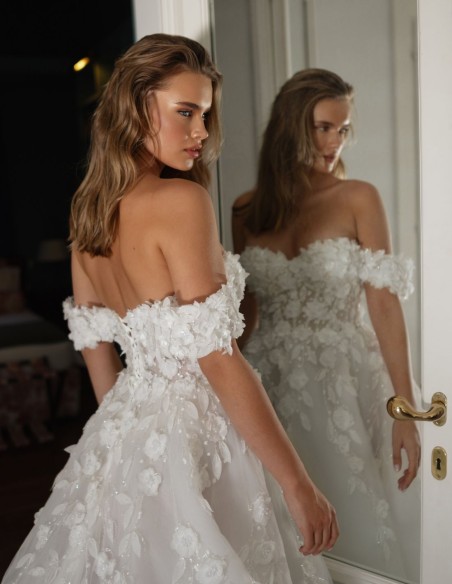 Robe de mariée longue avec encolure bandeau et corsage fleuri