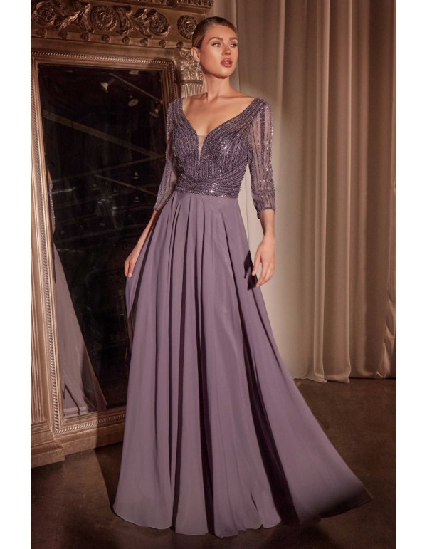 Vestido de fiesta largo con manga francesa y escote en pico. Diseño elegante con cuerpo de pedrería y falda de vuelo en chiffon