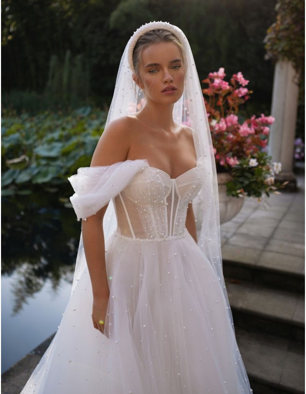 Vestido de novia marfil con mangas caídas 2