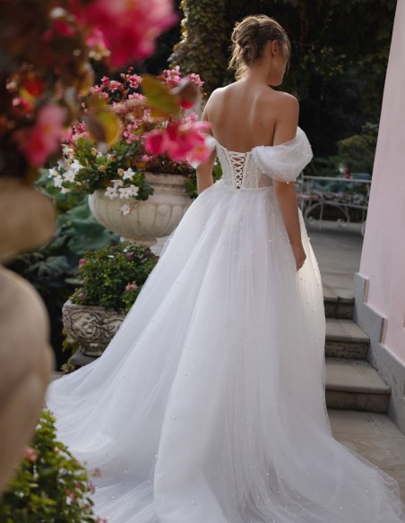 Robe de mariée ivoire avec décolleté en cœur et dos ouvert