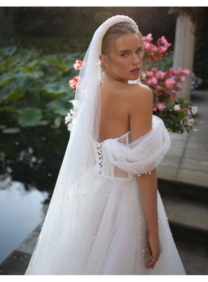 Robe de mariée ivoire avec décolleté en cœur et...