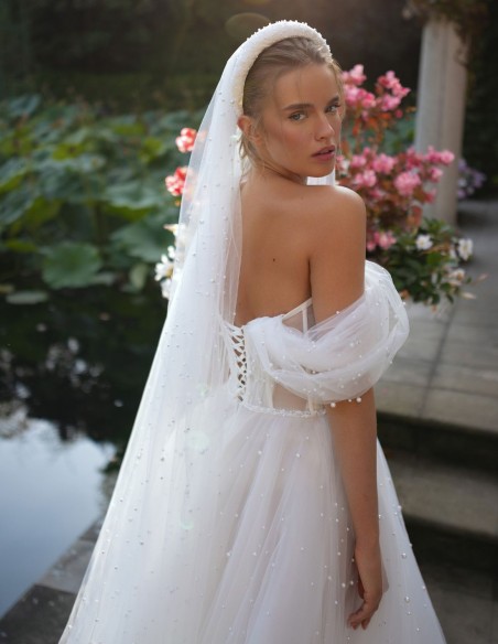 Robe de mariée ivoire avec décolleté en cœur et dos ouvert