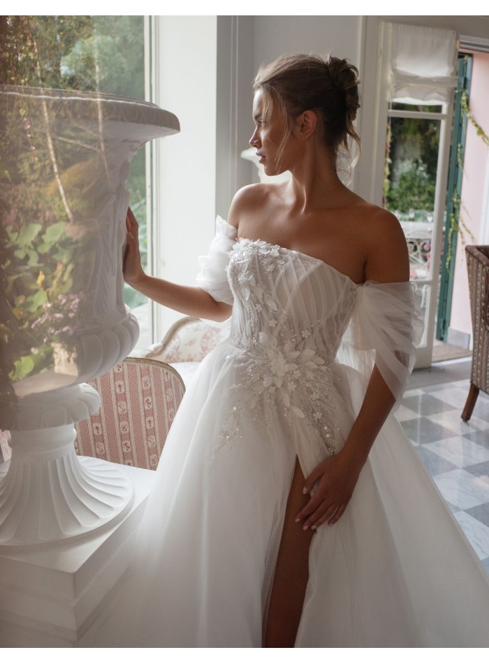 Ivory wedding dress in tulle with strapless...
