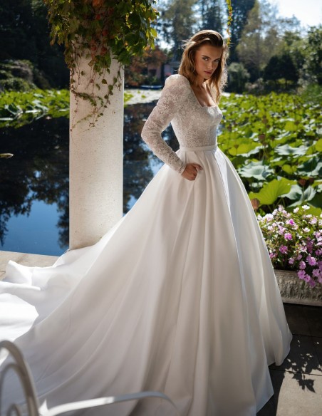 Robe de mariée ivoire avec corsage en dentelle et manches longues