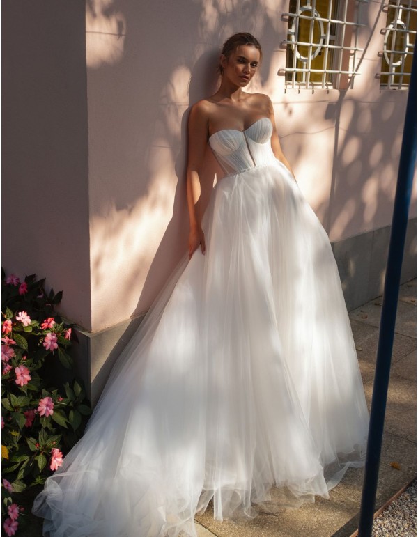 Robe de mariée ivoire en tulle avec décolleté en cœur et...