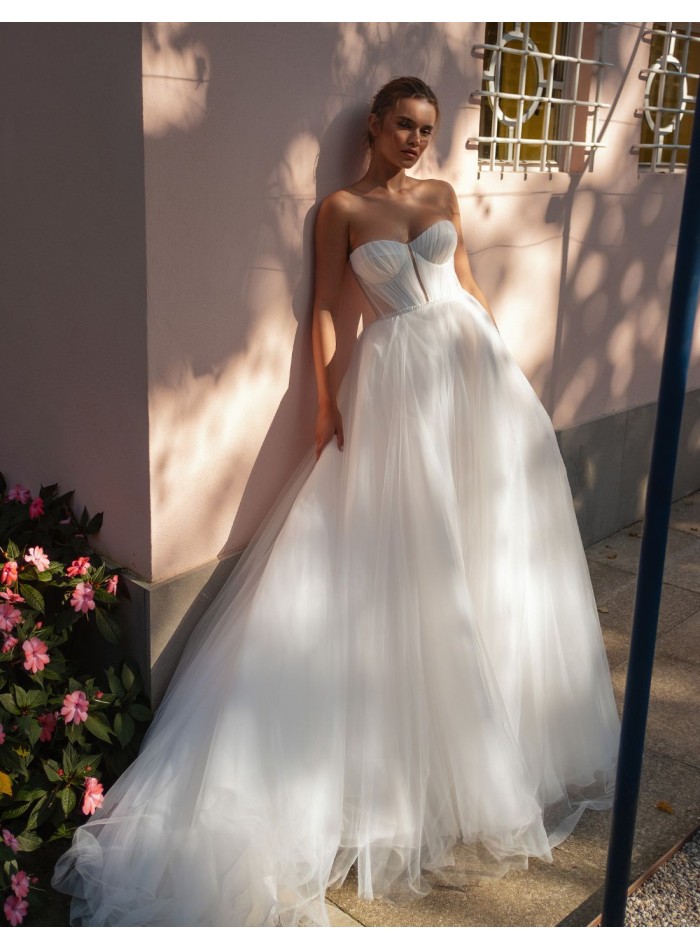 Ivory wedding dress in tulle with sweetheart neckline and elegant bolero