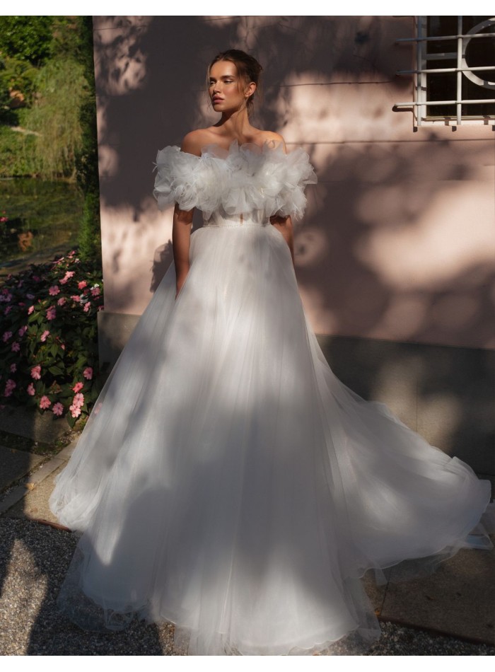 Ivory wedding dress in tulle with sweetheart...